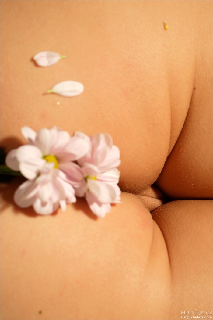Art Girls Mikhaila Bodyscape Summer Bouquet